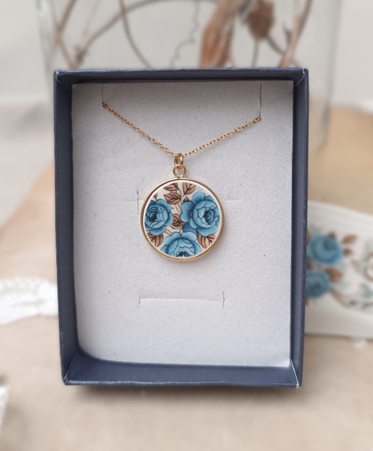collier-faience-ancienne-roses-bleues-plaque-or-ecrin