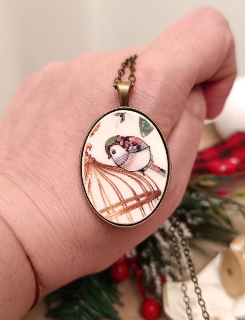 Zoom sur le pendentif ovale en porcelaine du collier À la Volette. Motif délicat, création artisanale française, bijou-femme unique, idée cadeau Noël.