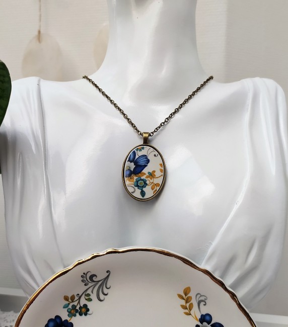 Collier MINI BROKEN SAPHIR porté, montrant le motif floral en faïence ancienne, création artisanale française faite main à Calais.
