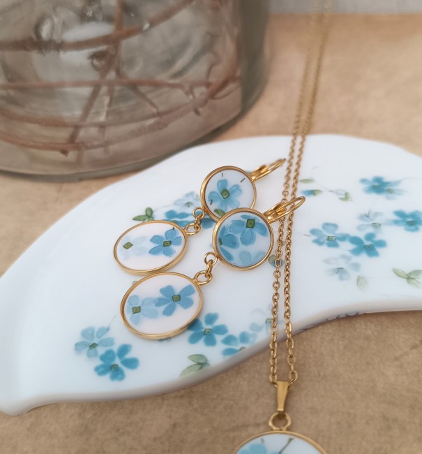 boucles-double-cabochon-myosotis-arcopal-decor Boucles d'oreilles double cabochon Myosotis réalisées à partir d'une assiette Arcopal recyclée, montées sur des supports plaqués or 24 carats.
