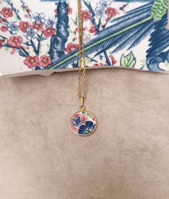 Collier CHERRY en faïence japonaise recyclée, motif fleurs de cerisier, plaqué or 24 carats, bijou poétique et unique.