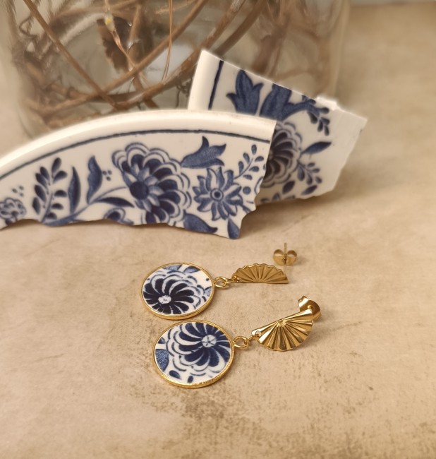 Boucles d’oreilles uniques en faïence ancienne. Création artisanale française, poétique et durable. Un bijou fait main bleu et blanc.