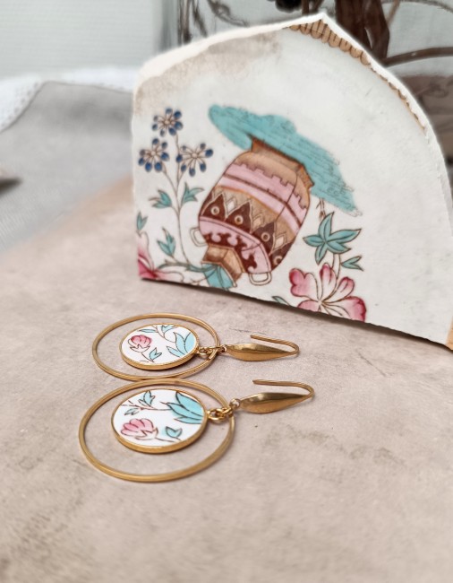 Vue de profil des boucles SAKURA, mettant en valeur la légèreté et la brillance de la faïence ancienne et du plaqué or.