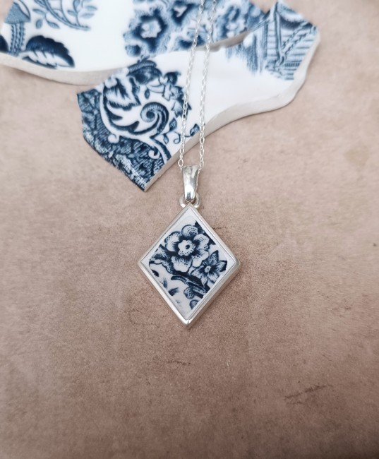 Bijou Bleu Vintage – Collier et pendentif en porcelaine ancienne, upcycling français Découvrez le collier Bleu Vintage : bijou artisanal français unique, créé à partir d’une assiette en faïence ancienne anglaise. Pièce élégante et poétique.