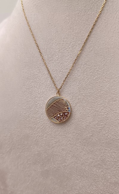 Bijou artisanal français : collier Satsuma en porcelaine ancienne, élégant, léger et chargé d’histoire.