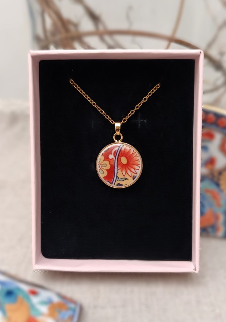 collier-imari-ecrin-cadeau-porcelaine Collier Imari en porcelaine japonaise ancienne présenté dans son écrin, pièce unique et idée cadeau artisanale pour femme.