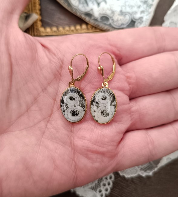 boucles-oreilles-relique-roses-noires-blanches-ovale-plaqué-or-main