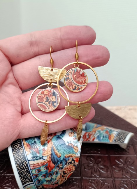 Boucles d'oreilles IMARI – Porcelaine japonaise ancienne – Création artisanale française - détail des motifs Boucles IMARI tenues dans la main, élégantes et légères, créées à partir de porcelaine d’Irami ancienne, montées sur supports plaqué or 24 carats.