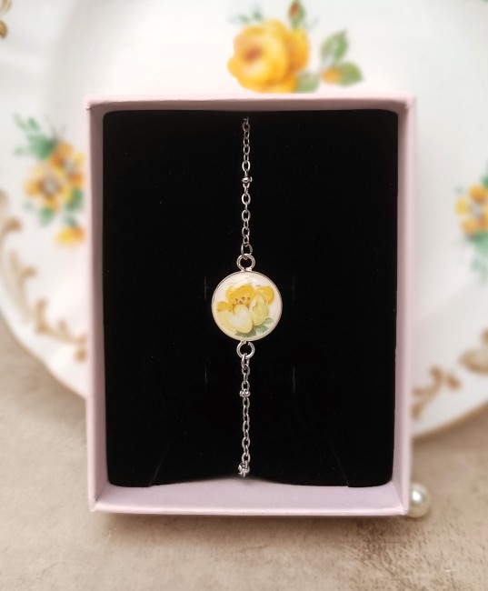 bracelet-poesie-ecrin-cadeau.jpg Bracelet Poésie présenté dans son écrin prêt à offrir pour un anniversaire, la fête des Mères ou les noces de porcelaine.