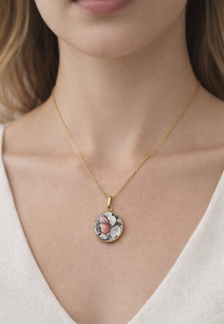 collier-divine-porte-plaque-or.jpg Collier Divine porté, bijou en porcelaine anglaise Ridgway Clifton, rose bordeaux.