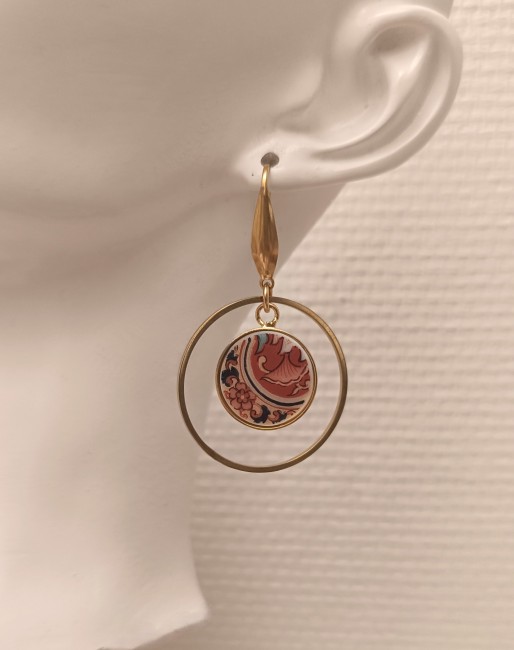 Boucles d'oreilles  IMARI portées – Bijou upcyclé en porcelaine japonaise