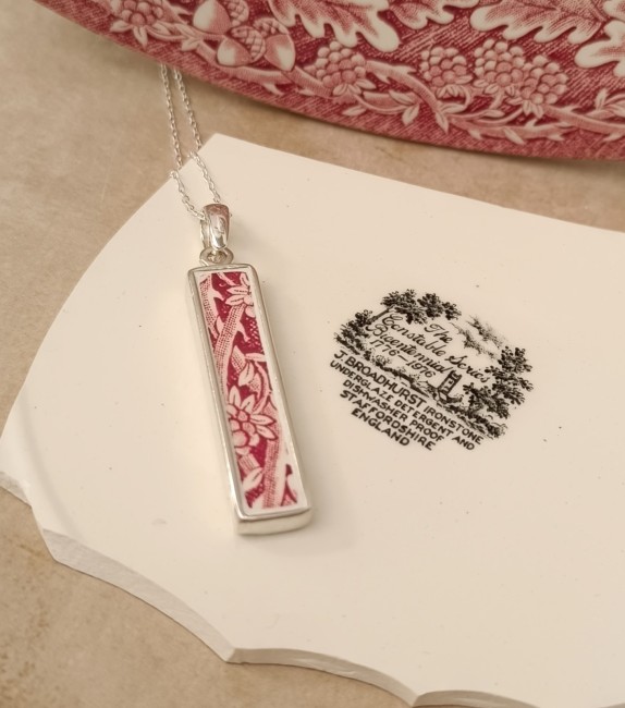 Collier SIROPI vu de profil, montrant la finesse et la légèreté du pendentif en porcelaine anglaise.