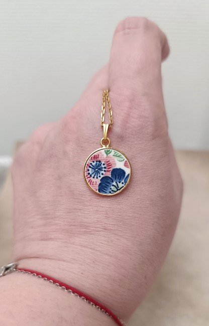 Gros plan sur le collier CHERRY, révélant le motif délicat de fleurs de cerisier sur faïence japonaise vintage 