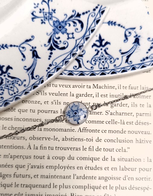 Bracelet en faïence ancienne de Moustiers, cabochon bleu de 14 mm et support plaqué argent de fabrication française.