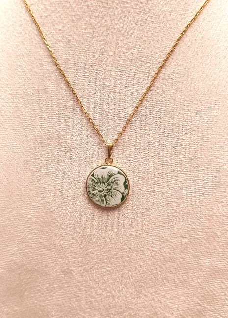 Collier porcelaine anglaise porté – Bijou upcyclé Broken Art Collier artisanal en porcelaine vintage, chaine acier inoxydable doré, élégant et léger. Création française faite main.