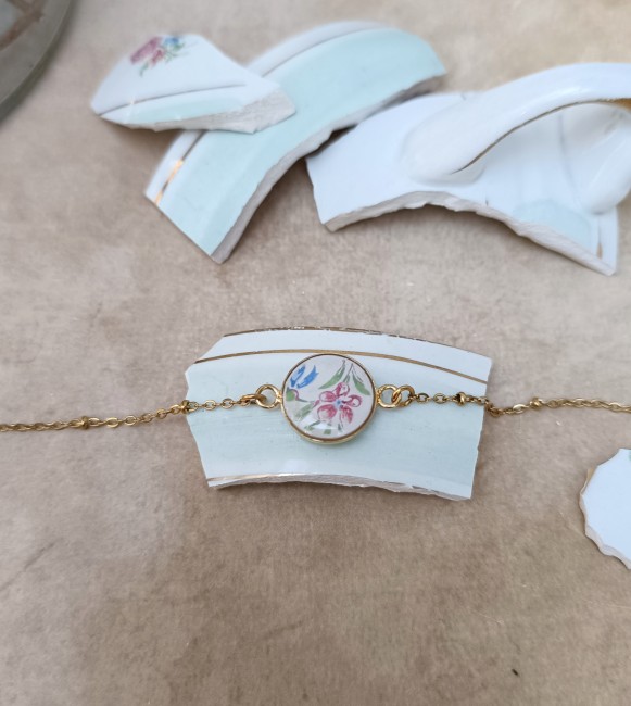 Bracelet réalisé à partir d'une saucière familiale en faïence, monté sur un support plaqué or 24 carats et une chaîne en acier inoxydable ornée de petites perles.