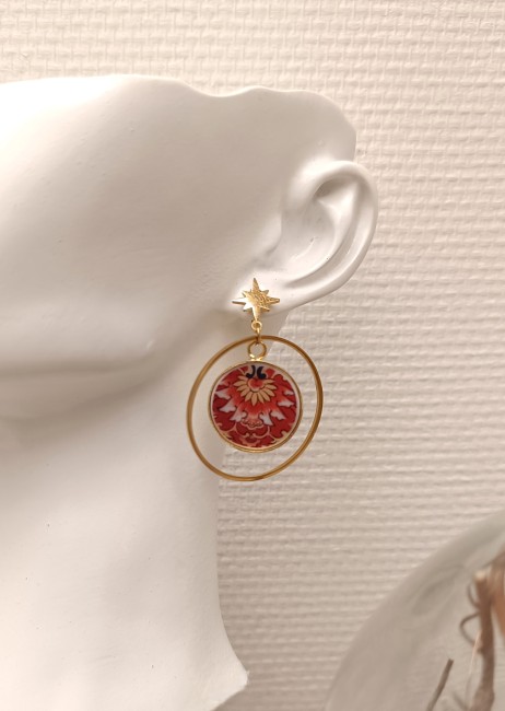 Boucles IRAMI portées, élégantes et légères, créées à partir de porcelaine d’Irami ancienne, montées sur supports plaqué or 24 carats.