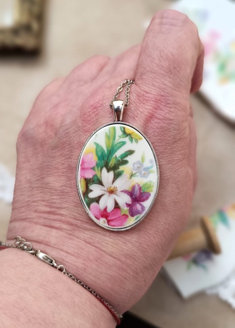 Collier POÉSIE, bijou en porcelaine ancienne aux roses jaunes, élégant et lumineux.