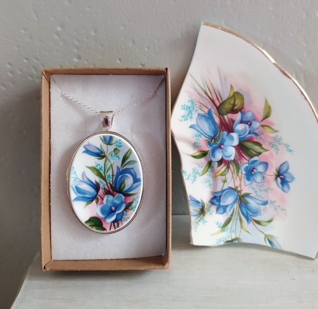 Collier Royal Tara présenté dans sa boîte cadeau en kraft recyclé, bijou artisanal français en porcelaine irlandaise, prêt à offrir.