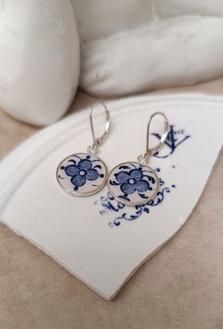 Boucles d’oreilles MOUSTIERS en faïence ancienne, décor bleu, bijou poétique façonné à la main à Calais.