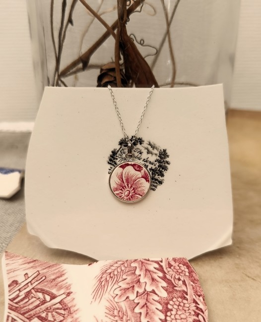 Collier SIROPI en porcelaine anglaise , posé délicatement, bijou artisanal français upcyclé et unique.