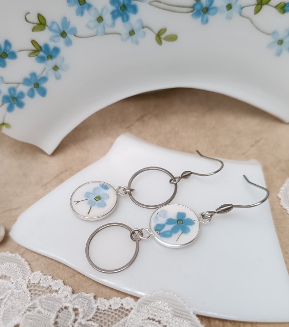 Boucles Myosotis asymétriques vues en angle, motif floral.