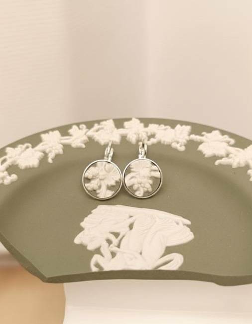boucles d'oreilles en porcelaine anglaise wedcwood création artisanale Boucles d’oreilles Scarlet en Wedgwood Jasperware vert jade avec reliefs blancs, bijoux artisanaux français uniques et raffinés.