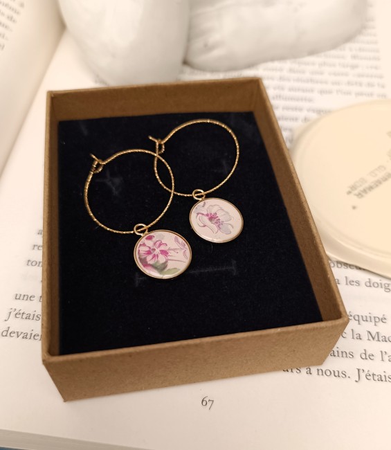 Boucles d'oreilles créoles dans leur écrin, réalisées à partir de faïence ancienne, cadeau idéal pour les noces de faïence.