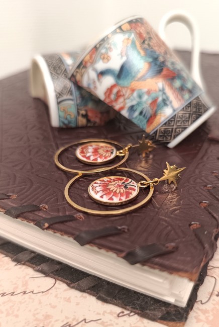 Vue de profil des boucles IMARI – Motifs japonais en porcelaine ancienne Vue de profil sur les boucles IMARI, révélant la finesse des motifs japonais d’époque et le savoir-faire artisanal de la créatrice