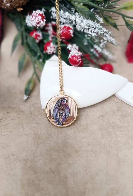 Vue rapprochée du collier À la Volette en porcelaine ancienne transformée, création artisanale française plaquée or 24K.