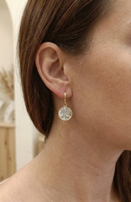 Boucles d’oreilles Orion portées, illustrant leur élégance asymétrique et la brillance du plaqué or 24 carats.