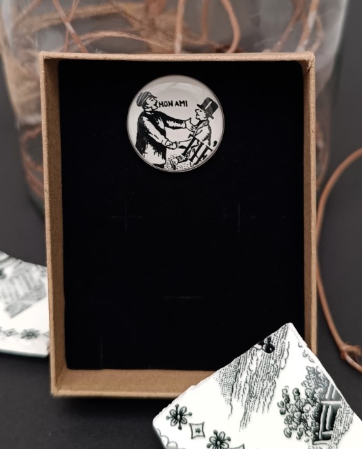 Broche-dans-son-écin-fabrication-artisanale-faïence-recyclée-cadeau-de-noël Broche Sonate en faïence ancienne, réalisée à la main à Calais. Pièce unique, édition limitée, parfaite pour offrir.