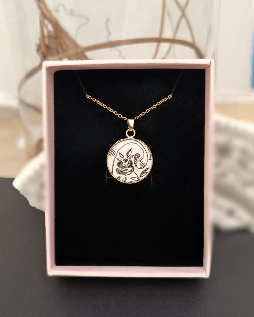 Collier Sonate en faïence ancienne présenté dans son écrin, idée cadeau originale pour les noces de faïence.