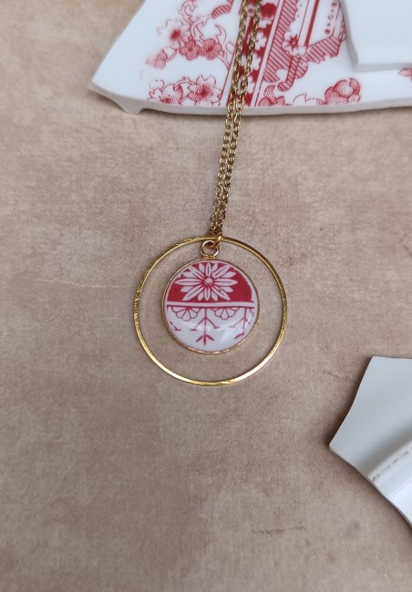 Parure artisanale en porcelaine familiale avec cabochons de 18 mm et anneaux de 30 mm en acier inoxydable.