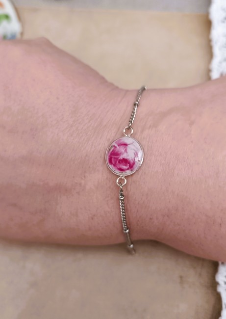 Bracelet artisanal Romantika porté, élégant et ajustable, issu d’une tasse en porcelaine recyclée. Bijou poétique made in France