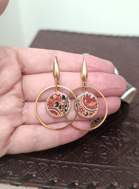 Boucles IMARI, détail du motif – Bijou unique en porcelaine japonaise de 1928