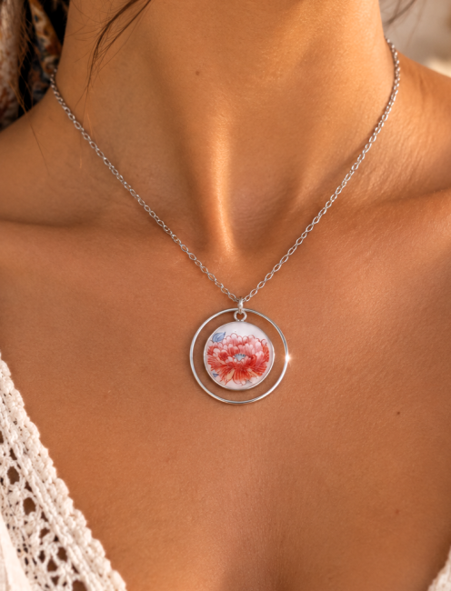 Collier Imari porté, bijou artisanal contemporain créé dans un véritable fragment de porcelaine japonaise ancienne.