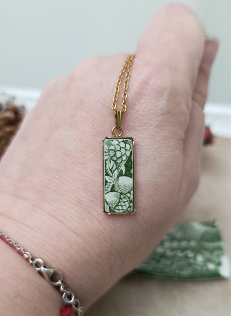 Détail motif vert sauge – Collier porcelaine vintage Botanika