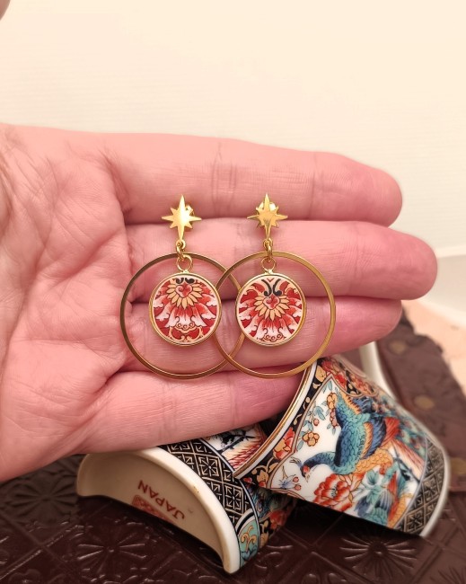 Boucles IMARI, détail du motif – Bijou unique en porcelaine japonaise de 1928 Gros plan sur les boucles IMARI, révélant la finesse des motifs japonais d’époque et le savoir-faire artisanal de la créatrice