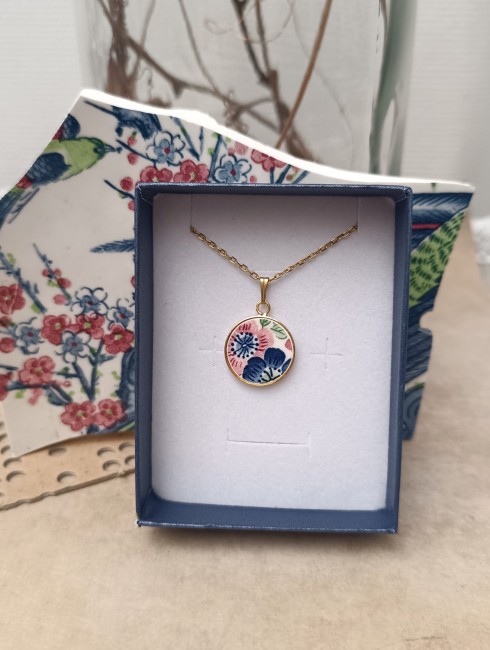 Collier CHERRY présenté  dans son  écrin en kraft recyclé, bijou artisanal français en faïence japonaise, parfait pour offrir.
