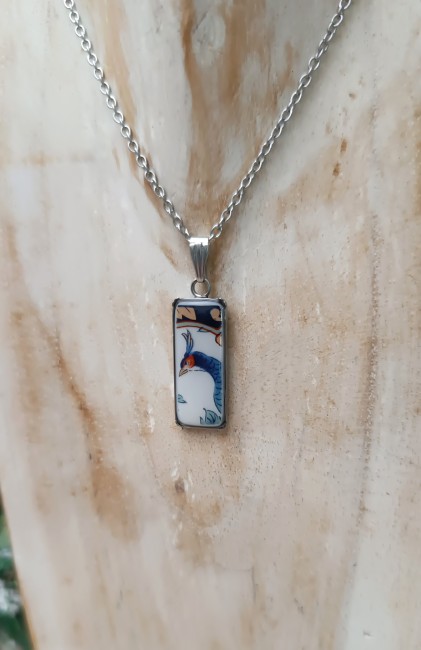 collier IMARI porté – Porcelaine japonaise ancienne – Création artisanale française-pendentif