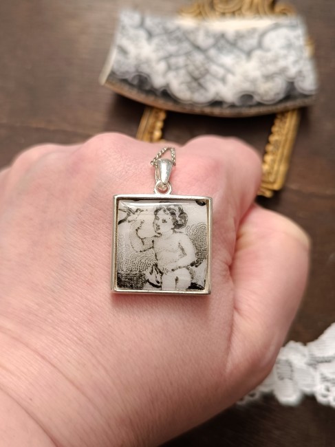 collier-relique-detail-main-angelot