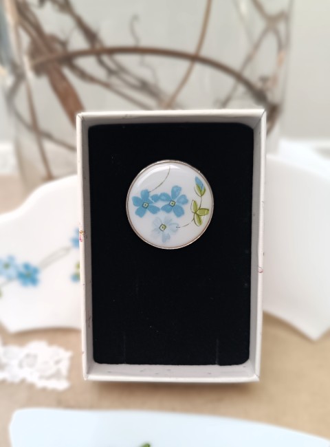 Bague Myosotis en Arcopal présentée dans son écrin, bijou artisanal prêt à offrir.