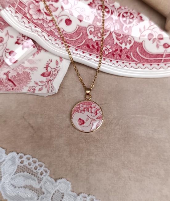 Pendentif artisanal de 18 mm créé dans une porcelaine Villeroy & Boch vintage au décor de fleurs et d’arabesques rouge grenadine.