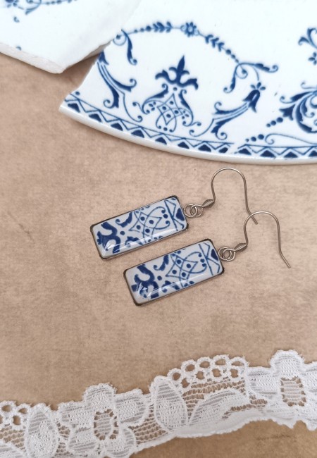 boucles-moustiers-faience-ancienne-rectangulaires Détail des fragments de faïence ancienne bleu et blanc sertis dans leurs supports et protégés par une finition résine.