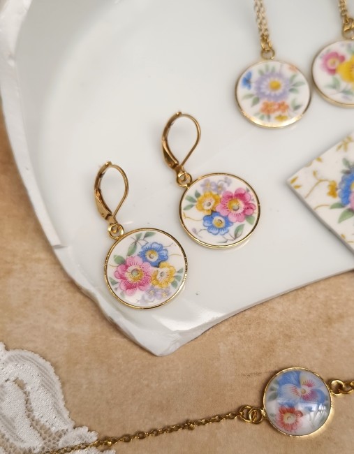 boucles-dormeuses-porcelaine-familiale-decor Boucles d'oreilles dormeuses en porcelaine familiale sur fond blanc.
