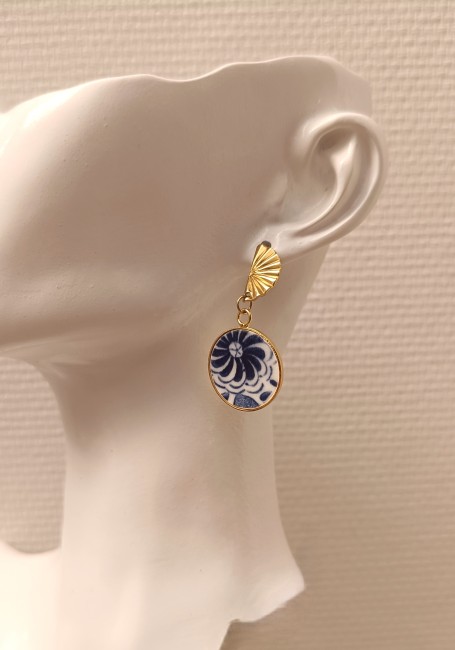 Bijou artisanal français bleu vintage porté – boucles d’oreilles Delft
