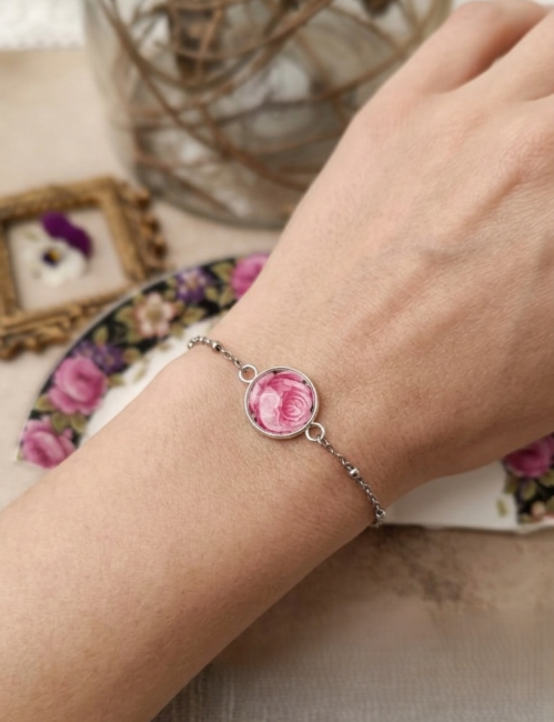 Bracelet Romantika en porcelaine ancienne, transformée à la main dans un atelier français. Pièce unique, poétique et durable.