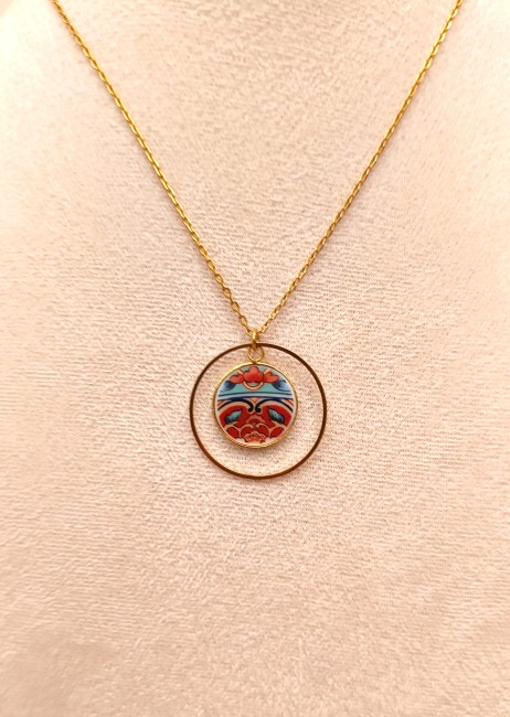 Collier Irami porté, réalisé  à partir de porcelaine d’Irami ancienne, pendentif plaqué or 24k.