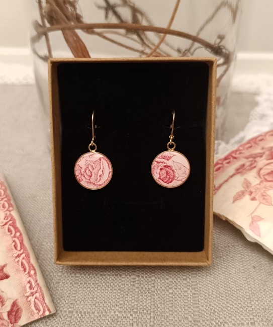 boucles d'oreilles dormeuses réalisées à partir d'une coupelle en faience ancienne